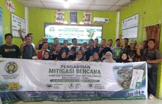 FT USU Perkuat Mitigasi Banjir Desa Paya Perupuk melalui Peta Evakuasi dan Perahu Karet